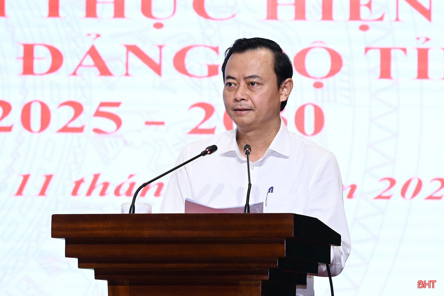 Description: Đồng chí Hà Văn Hùng - Trưởng ban Tuyên giáo và Dân vận Tỉnh ủy thông qua dự thảo chương trình hành động thực hiện nghị quyết.